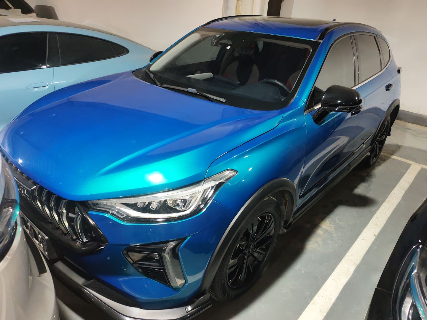 تحت مقدمة السيارة