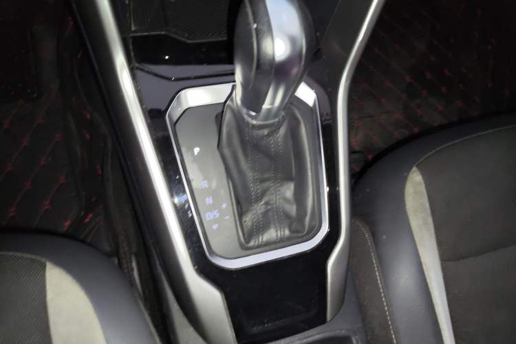 Used Volkswagen T-ROC 2018 230TSI DSG Two-Wheel Drive Advanced Version China V Standard Gear Lever