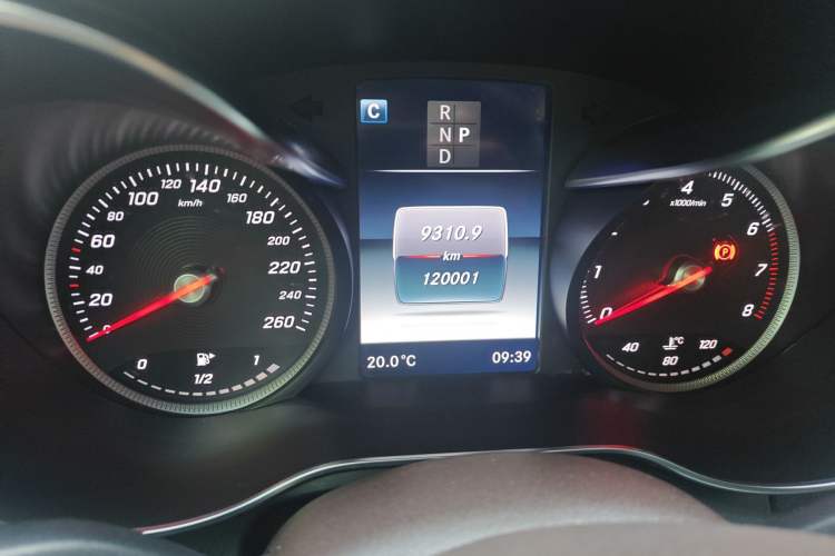 Used Mercedes-Benz GLC 2017 GLC 260 4MATIC Dynamic Edition Odometer Close Up