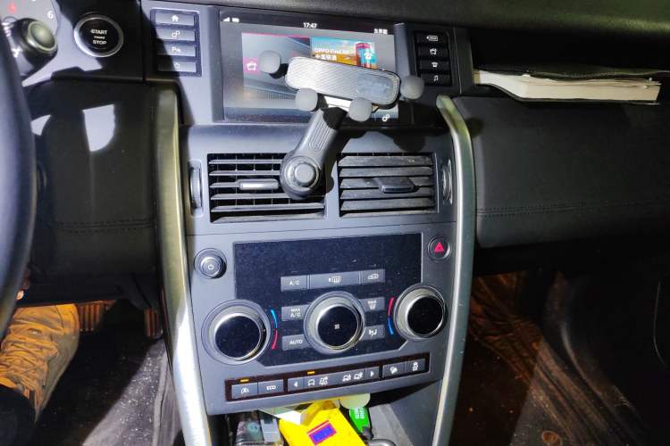 Used Land Rover Discovery Sport 2017 2.0T SE Audio And AC Panel
