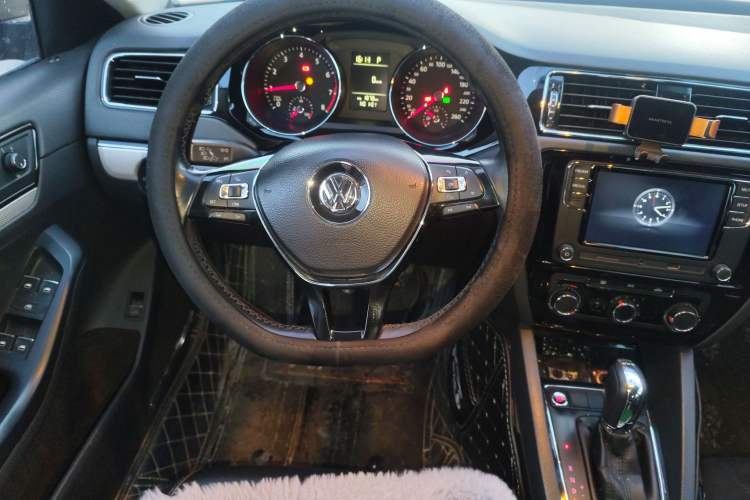 Used Volkswagen Sagitar 2017 230TSI Automatic Comfort Version Steering Wheel