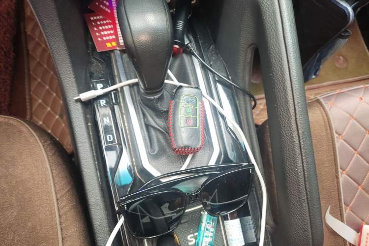 Used JMC Yusheng S350 2016 2.4T Automatic 2WD Diesel Luxury Version with Sunroof 7 Seats
