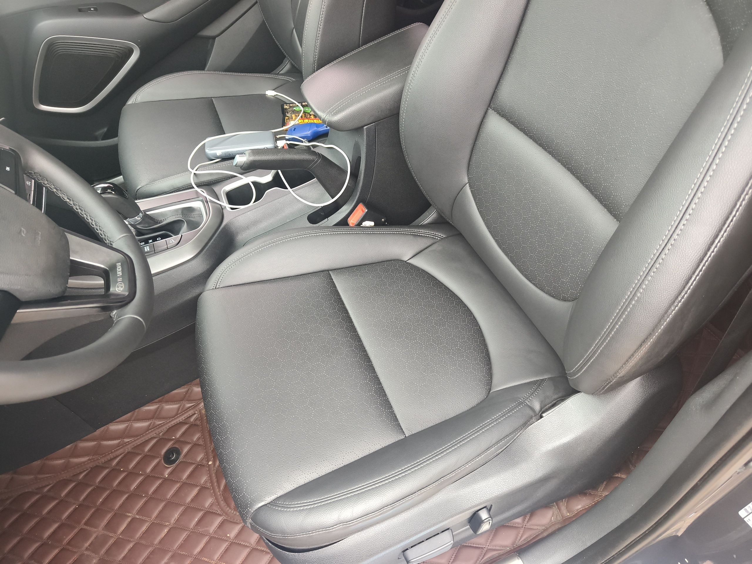 المقاعد الأمامية داخل السيارة