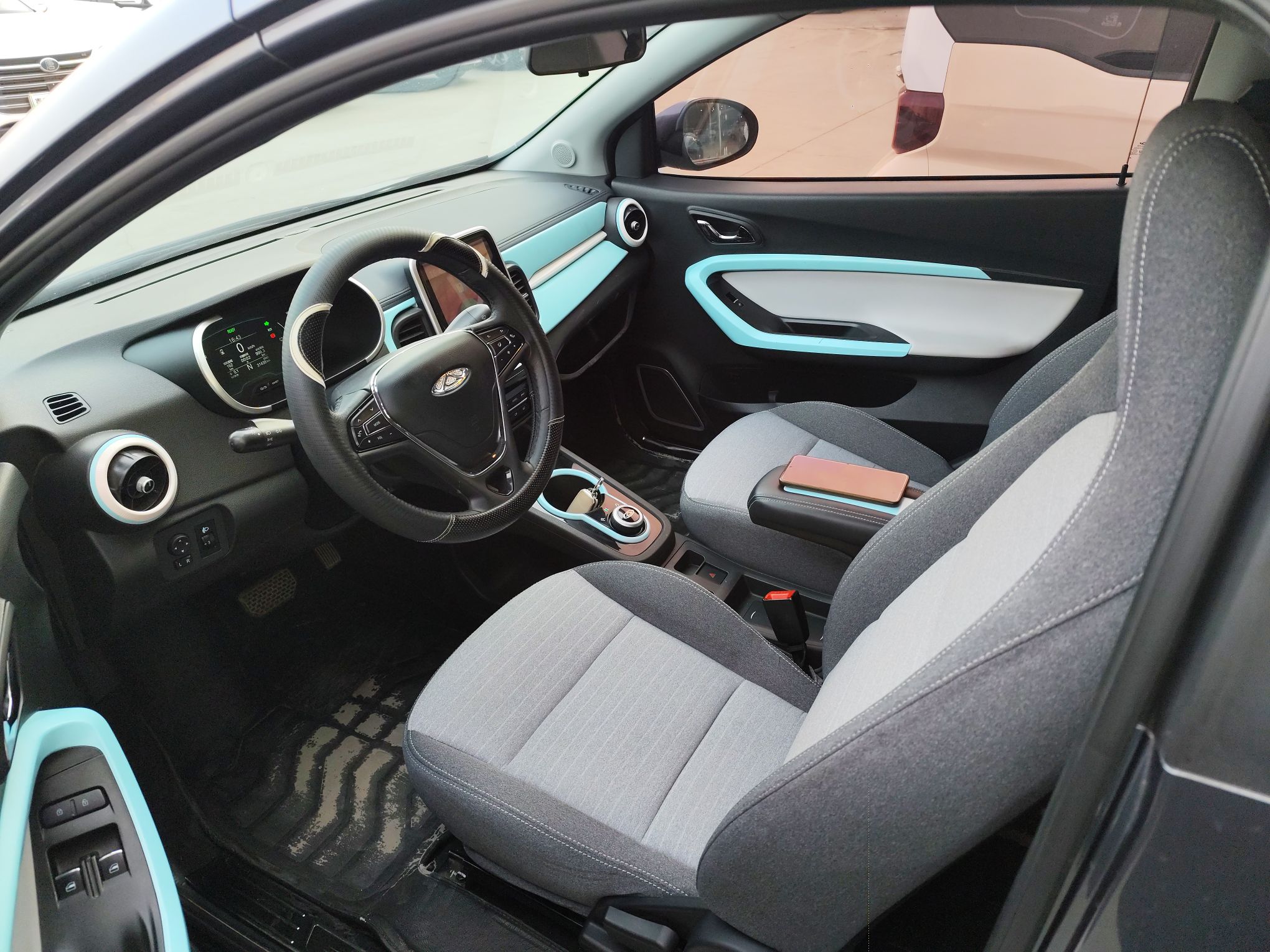 Переднее сиденье в автомобиле