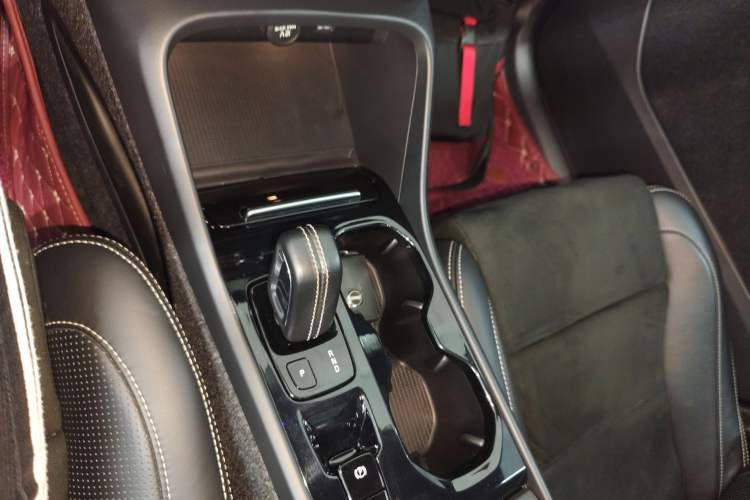 Used Volvo XC40 2020 T4 Four-Wheel Drive Smart & Sporty Edition Gear Lever