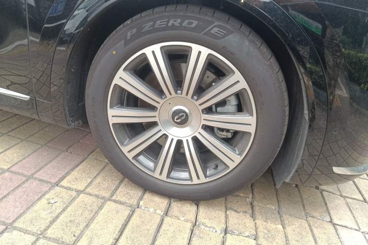 Used Hima AITO M8 2025 Extended-Range Max+ Version 53.4 kWh 6-Seater Edition Right Front Wheel Hub