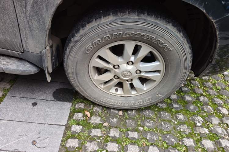 Used Toyota Land Cruiser 2010 4.0L Automatic VX Right Front Wheel Hub