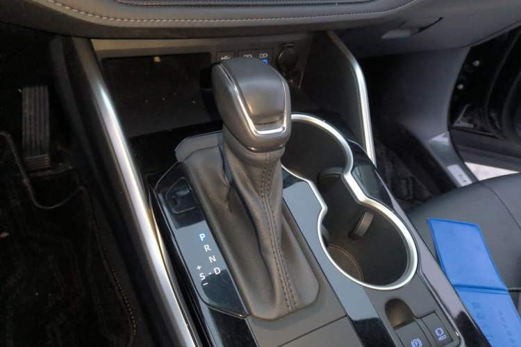 Used Toyota Highlander 2022 Dual-Engine 2.5L Four-Wheel Drive Prestige Version 7 Seats Gear Lever