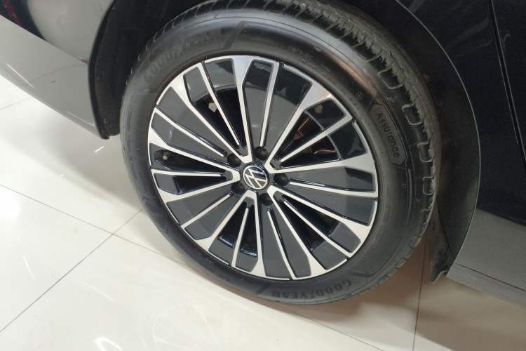 Used Volkswagen Magotan 2024 380TSI DSG Prestige Edition DaMai Package Right Rear Wheel Hub