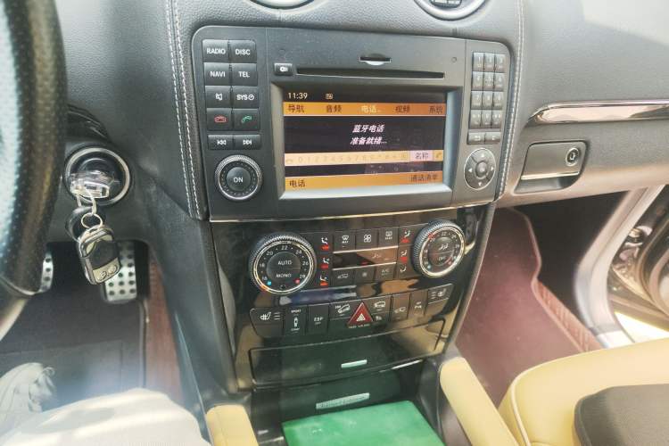 Used Mercedes-Benz M-Class 2010 ML 350 4MATIC Luxury Model Audio And AC Panel