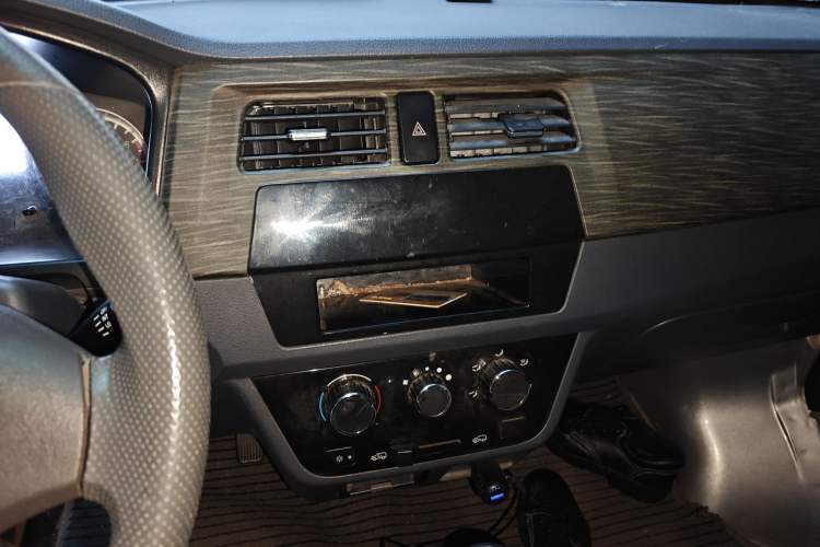 Used Jinbei Hiace X30 2021 1.5L Wealthy Single-Steaming Air-Conditioned Van China VI Standard SWC15M Audio And AC Panel