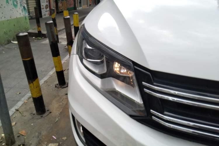 Used Volkswagen Tiguan 2015 1.8TSI Automatic All-Wheel-Drive Luxury Model Right Front Headlight