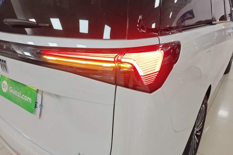 Used Buick GL8 New Energy 2025 Lushang First-Drive Edition 7-Seater Right Rear Taillight