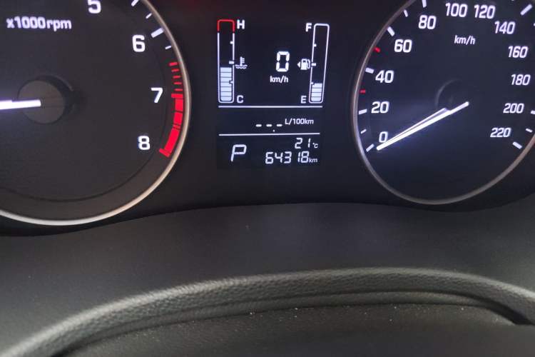 Used Hyundai ix25 2015 1.6L Automatic Two-Wheel Drive Smart GLS Trim Odometer Close Up