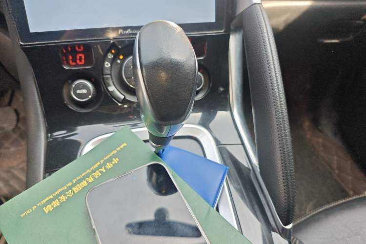 Used Peugeot 3008 2015 1.6THP Automatic Trend Edition Gear Lever