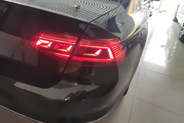 Used Volkswagen Magotan 2020 330TSI DSG Luxury Edition Right Rear Taillight