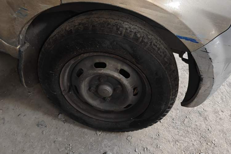 Used BAIC Weiwang 306 2011 1.3L base model 7 seats Right Front Wheel Hub