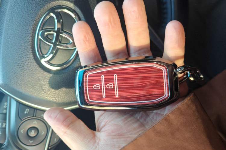 Used Toyota Venza 2022 Dual-Engine 2.5L CVT Two-Wheel Drive Luxury Edition Vehicle Key