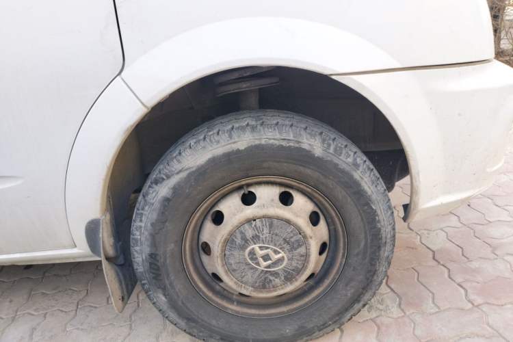 Used SAIC MAXUS Xintu V80 2016 2.5T Manual Aoyuntong National IV Short Wheelbase Mid-Roof 6-Seater