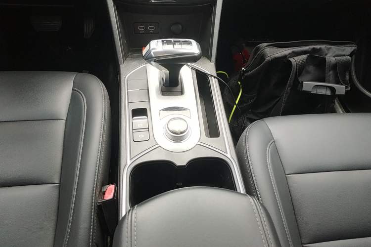 Used Great Wall Poer 2019 2.0T Commercial Version Automatic Gasoline Two-Wheel Drive Elite Trim with Long Bed – GW4C20B Gear Lever