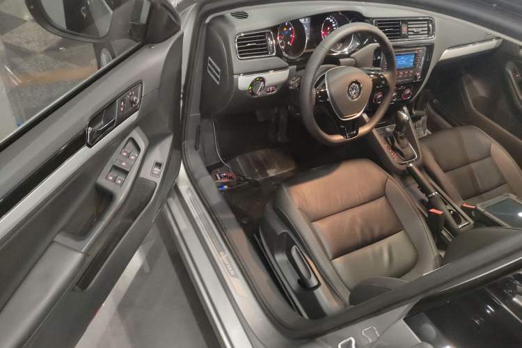 Used Volkswagen Sagitar 2015 230TSI Automatic Comfort Version Driver Seat