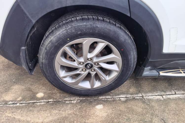 Used Hyundai Tucson 2015 1.6T Dual-Clutch Two-Wheel-Drive Smart Model Right Rear Wheel Hub