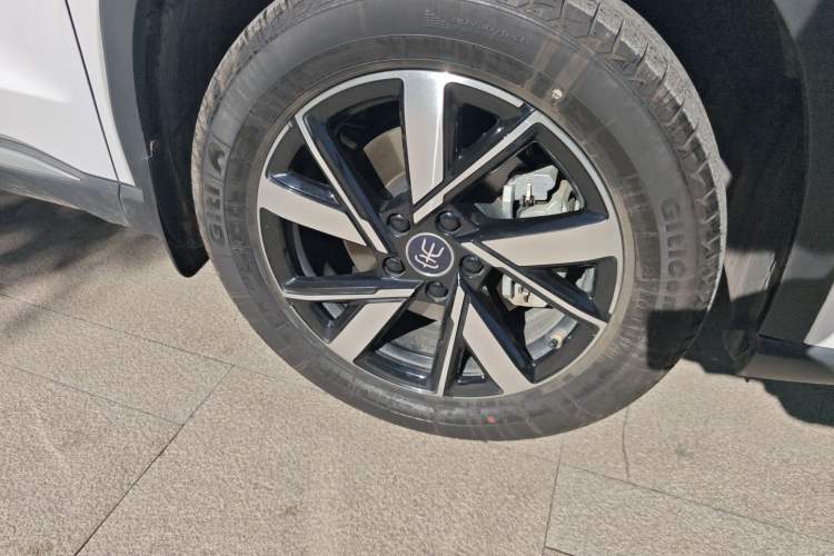 Used BYD Song Pro New Energy 2024 HONOR Edition DM-i 71KM Navigation Model Right Front Wheel Hub