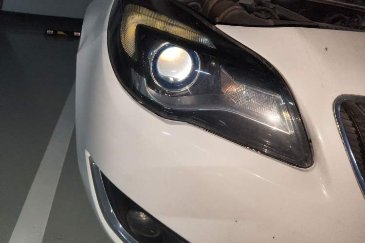 Used Buick Regal 2015 1.6T Leading Technology Model Right Front Headlight