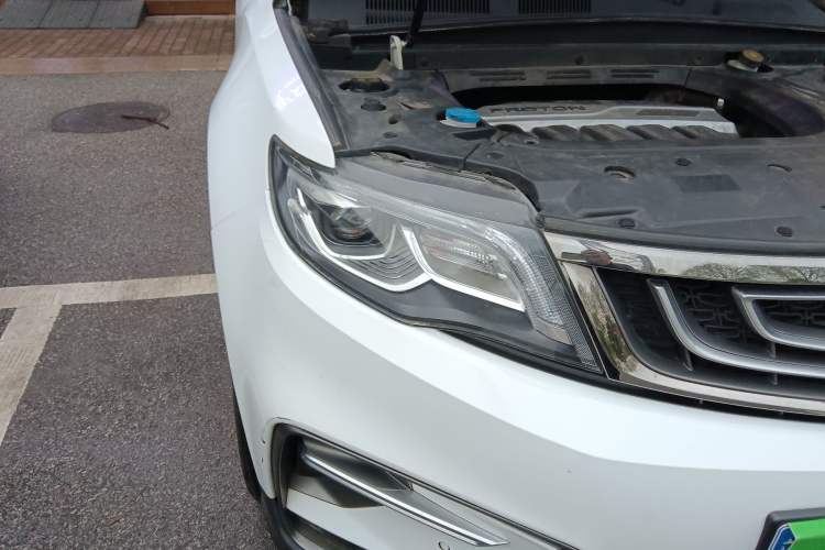 Used Geely Auto Emgrand X7 Sport 2018 1.8TD Automatic Two-Wheel Drive ZhiZun Model with 4G Connectivity Right Front Headlight