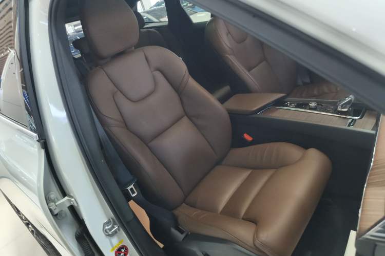 Used Volvo XC60 2022 B5 4x4 Smart Luxury Edition