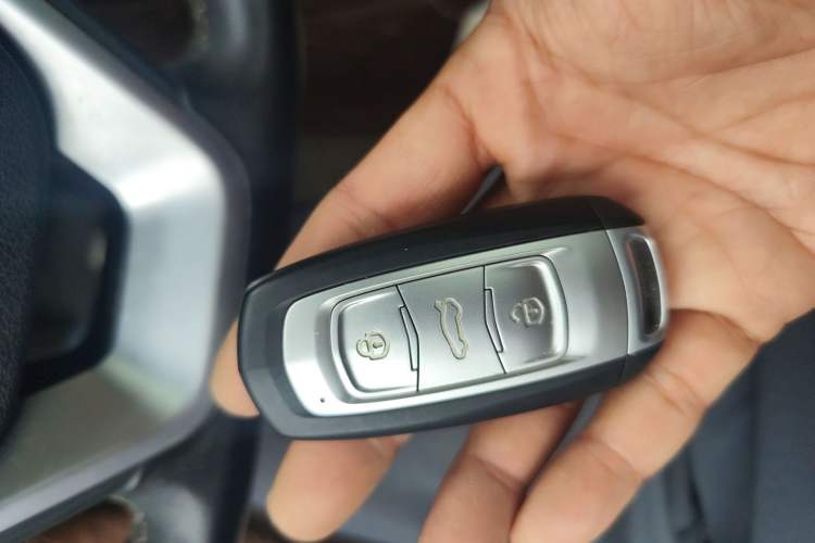 Used Geely Auto Emgrand X7 Sport 2018 1.8TD Automatic Two-Wheel Drive Smart Connect 4G Internet Edition Vehicle Key