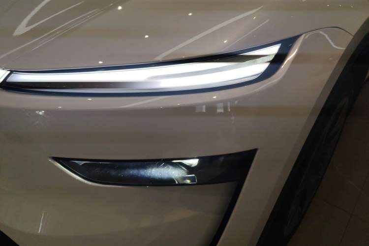 Used Tesla Model Y L 2025 Model Long-Range All-Wheel-Drive Version
