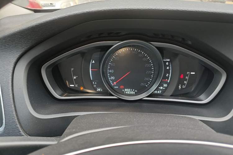 Used Volvo V40 2016 T4 Smart Luxury Edition Instrument Cluster
