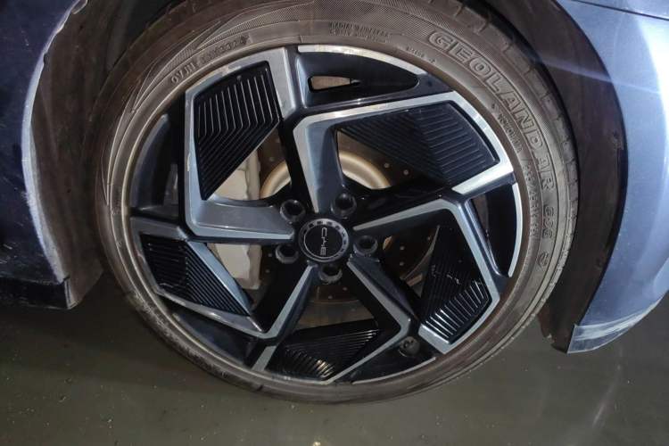 Used BYD Seal 2022 700 km Long-Range Rear-Wheel-Drive Version Right Front Wheel Hub