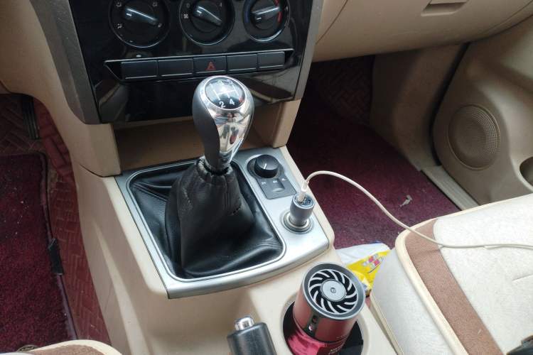 Used JMC Yuhu 7 2012 2.4T Four-Wheel Drive Manual Standard Edition JX4D24 Gear Lever