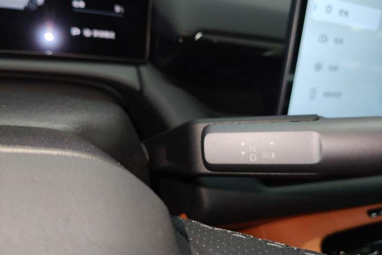 Used AION RT 2025 520 Smart Luxury Edition Gear Lever