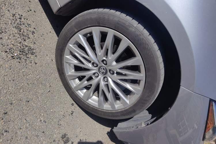 Used Toyota Avalon 2021 2.5L Luxury Edition Right Front Wheel Hub