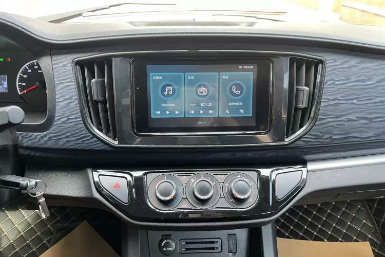 Used FORTHING Lingzhi 2023 M5L 1.6L Base Model 7 Seats Audio And AC Panel