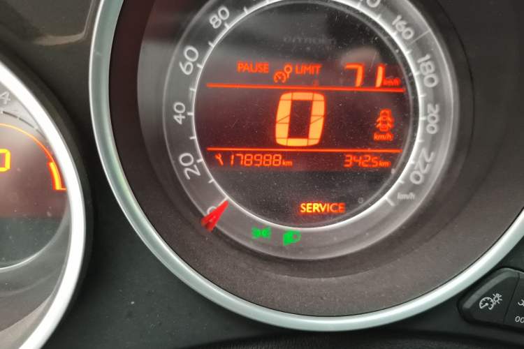 Used Citroen C4L 2014 1.6THP Intelligent Drive Automatic Dynamic Model Odometer Close Up