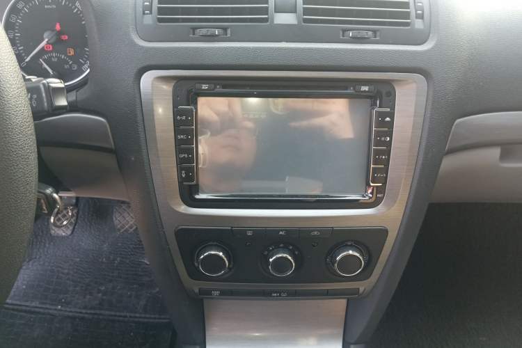 Used Skoda Octavia 2010 2.0L Manual Yijun Edition Audio And AC Panel