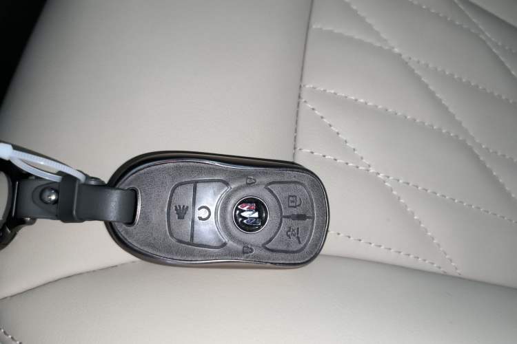 Used Buick GL8 2023 Facelifted Land Cruiser Executive Luxury Version Vehicle Key