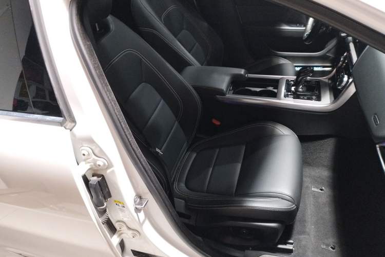 Used Jaguar XEL 2020 2.0T 200PS R-DYNAMIC Youth Sports Edition Right Front Seat