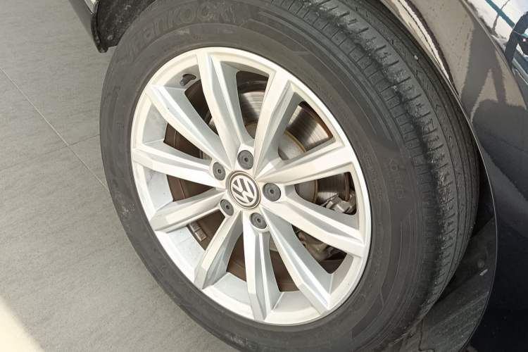 Used Volkswagen Magotan 2019 330TSI DSG Leading Model China VI Standard Right Rear Wheel Hub