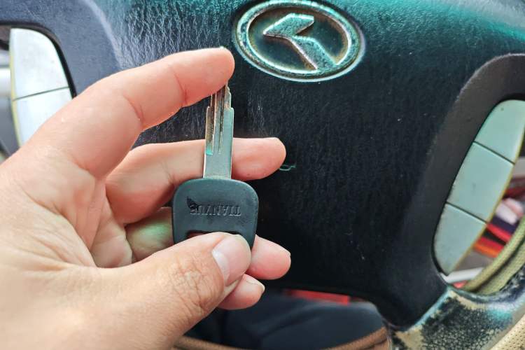 Used King Long Golden Way 2012 2.0L Passenger Version VVT Long-Wheelbase V20
