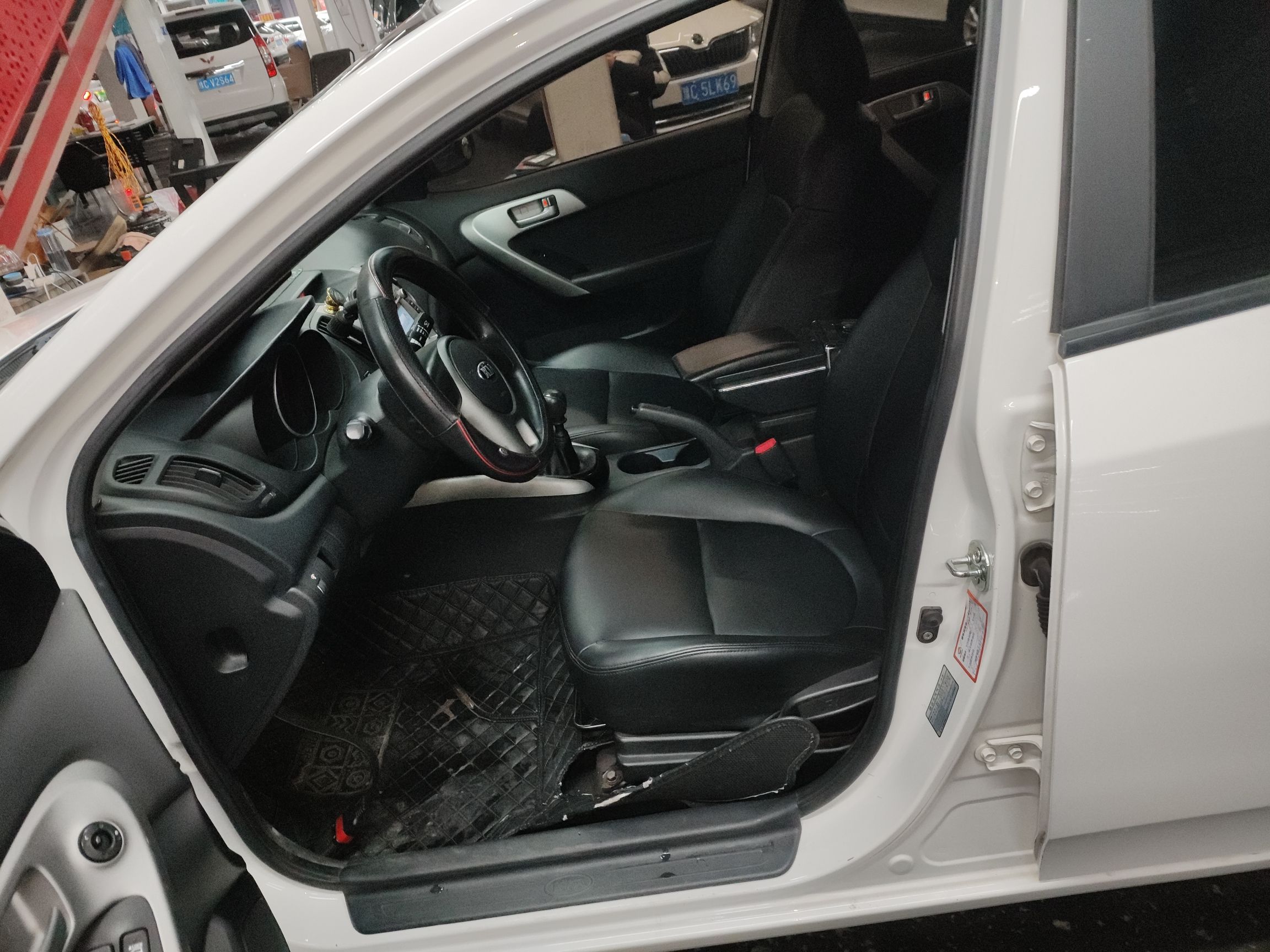 المقاعد الأمامية داخل السيارة