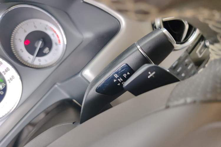 Used Mercedes-Benz GLK-Class 2013 GLK 300 4MATIC Dynamic Sunroof Model