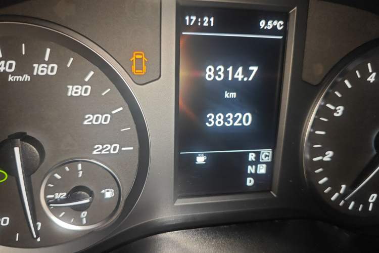 Used Mercedes-Benz Vito 2023 2.0T Elite Version 7 Seats Odometer Close Up