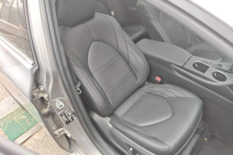 Used Toyota Avalon 2019 Dual-Engine 2.5L XLE Prestige Version China VI Standard