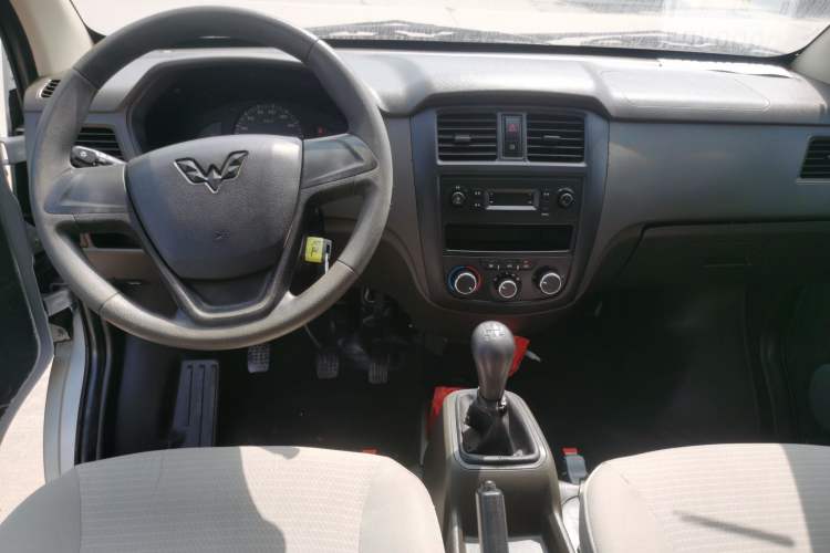 Used Wuling Rongguang S 2021 1.2L Base Model Window-Sealed 5-Seat LSI Car
