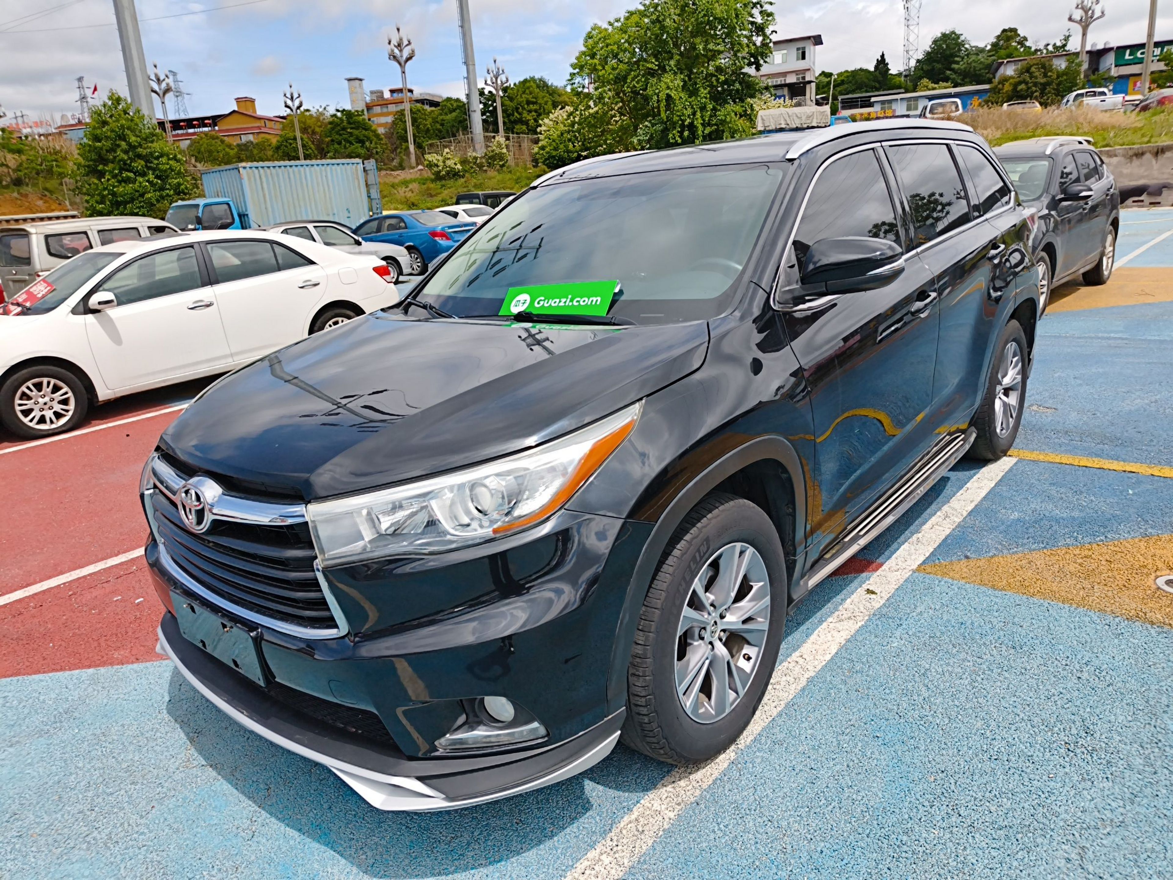 تحت مقدمة السيارة